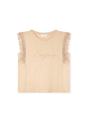 Top beige senza maniche con testo ricamato "Enjoy", caratterizzato da dettagli a frange lungo la spalla e tessuto testurizzato.