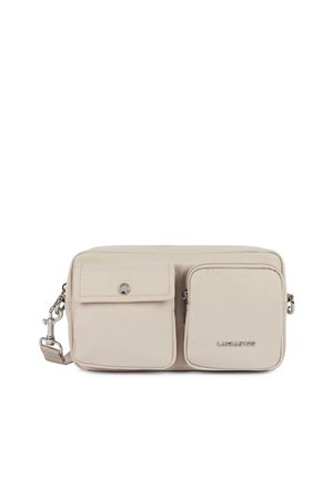 Sac bandoulière rectangulaire beige avec deux poches avant, l'une avec rabat et bouton, l'autre zippée avec logo « Lancaster ».