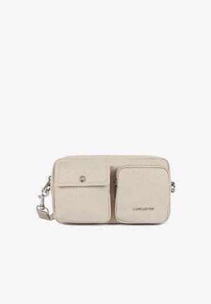 Beige rechthoekige crossbodytas met twee voorschoten, één met klep en knop, de andere met rits en "Lancaster"-logo.