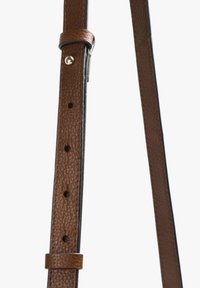 Correa de cuero marrón con una superficie texturizada, que cuenta con múltiples agujeros de ajuste y una hebilla de metal, diseñada para durabilidad y estilo.