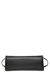 Custodia per matite in pelle nera con zip e cinturino sul polso su sfondo bianco.