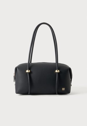 Bolso de mano de cuero negro con asas dobles largas, detalles dorados y un pequeño logo dorado "HUGO" en la esquina inferior derecha.