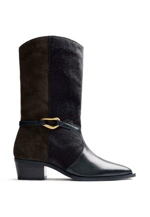 Stivaletto alla caviglia in suede e pelle nera e marrone con punta affusolata, dettagli in metallo dorato, tacco medio e design testurizzato bicolore.