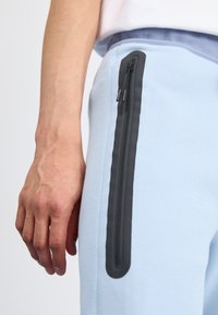 Nike Sportswear TECH FLEECE - Treniņtērpa apakšdaļas - light armoury blue/ashen slate white