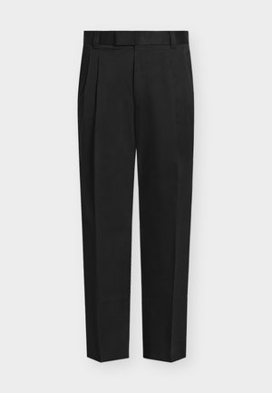 Zwarte, op maat gemaakte rechte broek met riemlussen, zijzakken en een voorplooi.