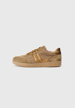 Tan sneaker met een gestructureerd, fluffy lichaam, gouden strepen en een soepel bruin suede neu. Rubberen zool biedt tractie.