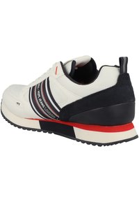 Vit sneaker med svarta mockadetaljer och röda inslag. Har randig logotyp och texturerade material. Gummisula med bra grepp.