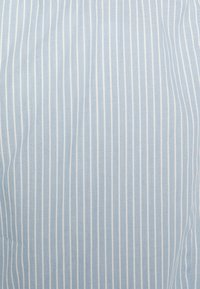 Tecido azul claro com riscas brancas verticais. O material apresenta uma textura suave, exibindo um brilho subtil e um padrão consistente.
