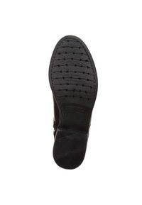 Czarna podeszwa buta z wzorzystym bieżnikiem, kauczukowy obcas i nazwa marki "Tamaris" wytłoczona w pobliżu obszaru łuku.