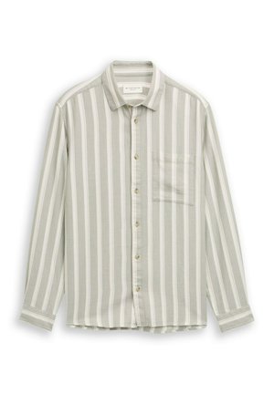 Košeľa na zapínanie s dlhým rukávom, so zvislými sivými a bielymi pruhmi a jedným náprsným vreckom na bielom pozadí.