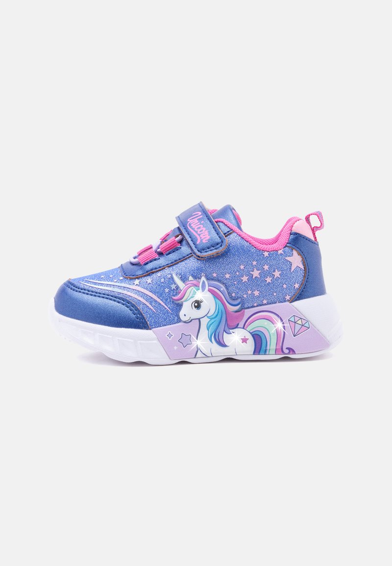 Baskets bleues et roses pour enfants avec un motif licorne et étoiles, doublure intérieure rose et bride velcro étiquetée "Unicorn."
