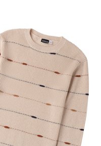 Maglione a maglia color crema con motivi a strisce orizzontali in arancione, marrone e blu. Presenta un colletto rotondo a coste e un tessuto testurizzato.
