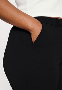 Vero Moda Curve VMZAMIRA SLIM STRAIGHT PANT CURVE - Pantaloni - black