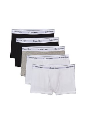 Cinque paia di boxer da uomo in nero, grigio e bianco. Realizzati in cotone, con cinturini elasticizzati contrassegnati da "Calvin Klein."