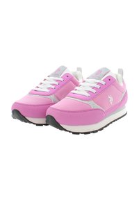 Růžové sportovní boty s hladkým syntetickým svrškem, stříbrnými detaily a bílými tkaničkami. Texturovaná gumová podrážka pro lepší trakci a komfort.