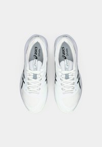 Λευκά αθλητικά παπούτσια με πλέγμα στην επάνω πλευρά, μαύρες λεπτομέρειες και κορδόνια. Διαθέτουν το λογότυπο "Ortholite" στη σόλα. Ομαλή σχεδίαση της σόλας.