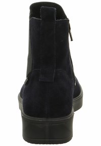 Botines de ante azul marino con cremallera lateral, tira de agarre y suela de goma negra. La vista trasera resalta las superficies lisas y texturizadas.