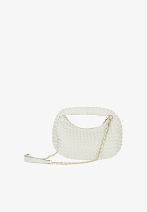 Biała pleciona skórzana torebka z zaokrąglonym górnym uchwytem i złotym łańcuszkiem na ramię na białym tle.