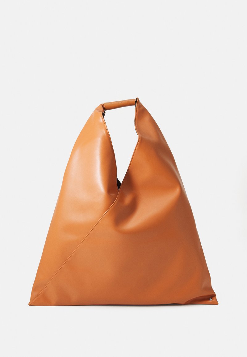 Svetlo rjava, gladka usnjena torba v obliki trikotnika s kratkim, okroglim ročajem in mehkimi, sproščenimi oblikami na belem ozadju.