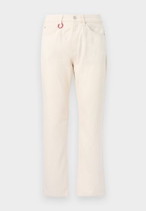 Bež hlače ravnog kroja s pet džepova, petljama za remen, kopčanjem na gumb i crvenim privjeskom za ključeve pričvršćenim na prednjem lijevom džepu.