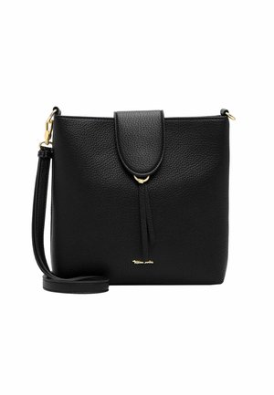 Borsa a tracolla nera con texture, chiusura a patta, ferrature dorate e sottile tracolla.