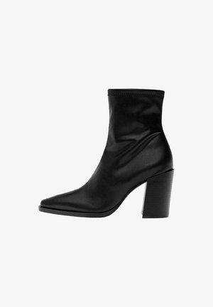 Schwarze Absatzstiefel mit einem Obermaterial aus glattem Leder, einem lässigen Design, einer spitzen Zehenform und einem Blockabsatz mit leicht glänzender Oberfläche.