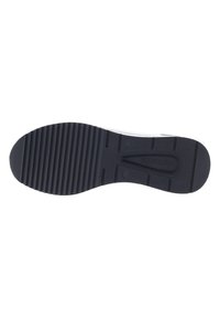 Semelle de chaussure en caoutchouc noir avec des rainures horizontales et des motifs texturés. Comprend un détail de logo près du talon. Semelle intermédiaire de couleur blanche.