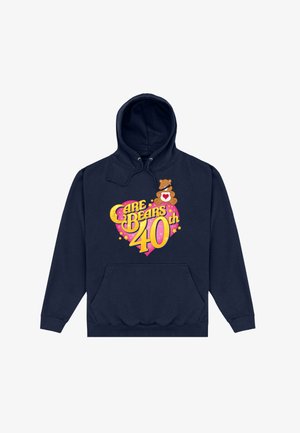 Marineblauer Hoodie mit einem großen Grafikdesign, das "Care Bears 40th" in Gelb und Pink zeigt, ergänzt durch eine Bärenillustration und Sterne.