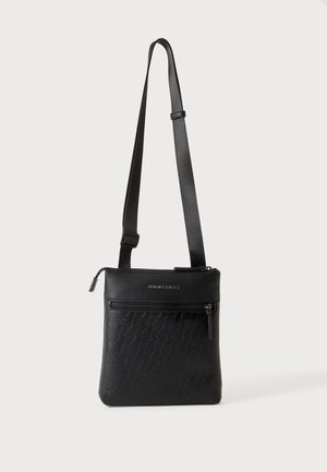 Czarna torebka na ramię z regulowanym paskiem, przednia kieszeń na zamek, tłoczony wzór i logo "Armani Exchange" na gładkiej górnej części.