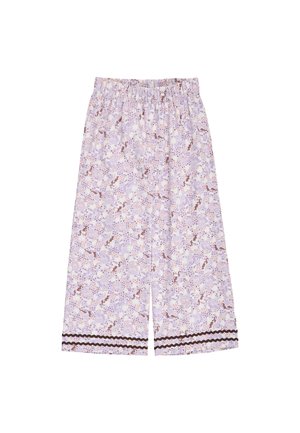 Løse bukser med lavendelblomstermønster, elastisk talje og brun zigzagkant nær buksebenenes afslutning, vist fladt på en hvid baggrund.