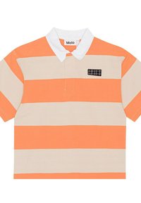 Randig polo-shirt i orange och beige med en vit krage, prydd med en svart lapp med rutig design på bröstet.
