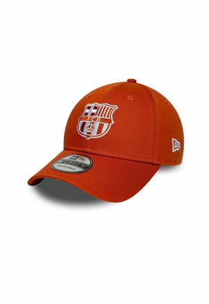 Orange verstellbare Baseballkappe mit FC Barcelona Logo vorne und New Era Logo an der Seite, dargestellt auf weißem Hintergrund.