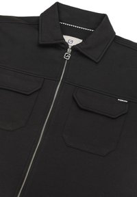Giacca nera con zip argentata, colletto a punta, due tasche sul davanti con pattina e un piccolo etichetta "GABBIANO" sulla tasca destra.