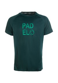 Grön idrottströja, kortärmad, med "PADEL" i fet stil tillsammans med en tennisbollsgrafik. Tillverkad av andningsbart tyg med en mjuk textur.