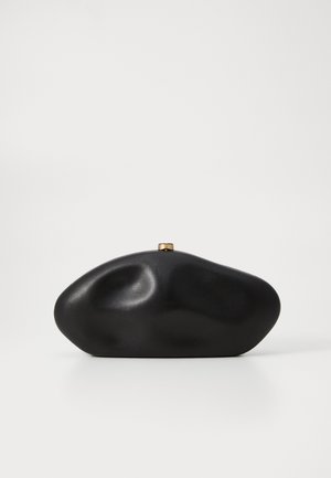 Sort clutch-taske med en organisk form, glat overflade og et detalje i guld til låsen. Designet har diskrete, afrundede konturer og en mat finish.