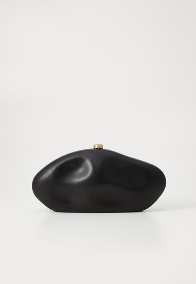 Pochette noire aux formes organiques, surface lisse et détail de fermoir doré. Le design présente des contours arrondis subtils et une finition mate.