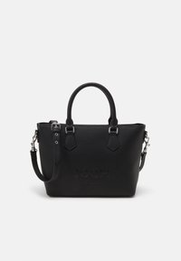 Črna sintetična torbica z teksturirano površino, dvema kratkima ročajema, nastavljivim ramehnim trakom in embosiranim logotipom na sprednji strani.