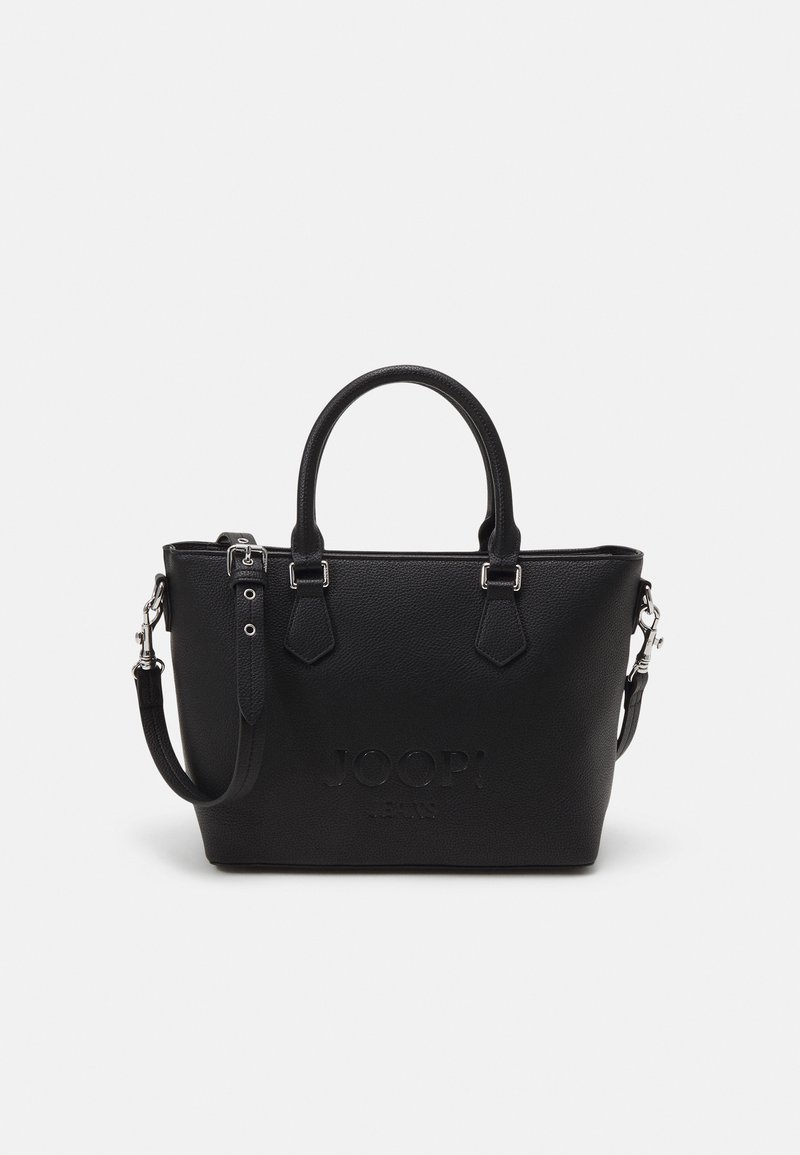 Črna sintetična torbica z teksturirano površino, dvema kratkima ročajema, nastavljivim ramehnim trakom in embosiranim logotipom na sprednji strani.