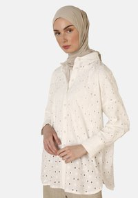 Modanisa REFKA - Overhemdblouse - white