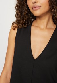 ONLY ONLBIANCA V NECK DRESS - Obleka iz džersija - black