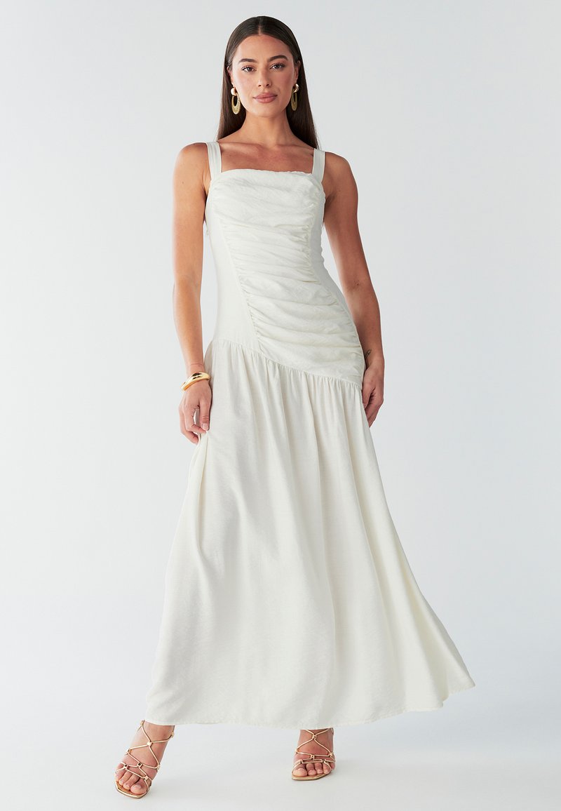 Bílé maxi šaty bez rukávů se čtvercovým výstřihem, nařaseným živůtkem a splývavou, shrnutou sukní. Hladká látka s jemnou texturou.