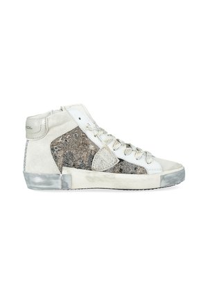 Sneaker alta bianca e grigia con pannelli laterali metallici, chiusura con lacci e suola in gomma usurata e testurizzata.