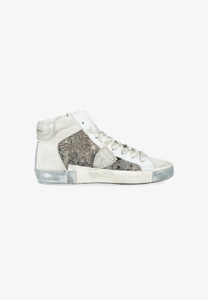 Sneaker alta bianca e grigia con pannelli laterali metallici, chiusura con lacci e suola in gomma usurata e testurizzata.