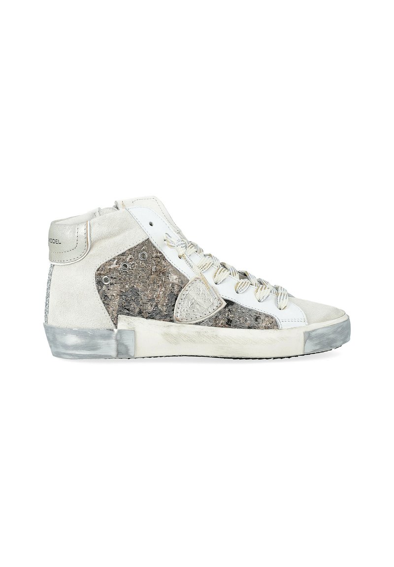 Sneaker alta bianca e grigia con pannelli laterali metallici, chiusura con lacci e suola in gomma usurata e testurizzata.