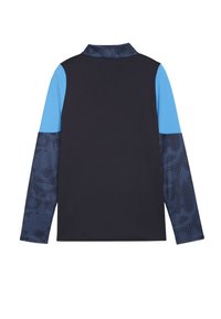 Polo a maniche lunghe con corpo nero, braccia superiori blu a tinta unita e maniche inferiori blu con motivo, caratterizzato da un colletto classico.