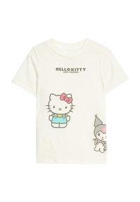Hvid bomulds t-shirt med Hello Kitty iført en blå outfit med en rød sløjfe og en ven i klæd ud som klovn, med teksten "Hello Kitty and Friends".