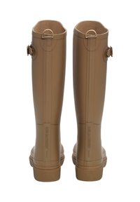 Brązowe gumowe kalosze z teksturowanymi podeszwami, klamrami po bokach i gładkim wykończeniem. Wyposażone w logo z tyłu i zaokrąglone czubki.