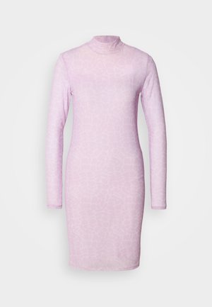 Dopasowana sukienka z długim rękawem w delikatnym różowym kolorze, z subtelnie teksturowanym wzorem, z wysokim dekoltem i długości do kolan.