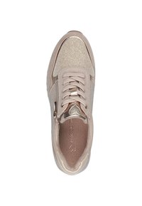 Sneaker beige con accenti metallici, pannelli in mesh testurizzati e chiusura zip. Punta arrotondata e interno imbottito per il comfort.
