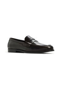 Kožené loafers v tmavě hnědé barvě, mají hladký povrch, vyvýšený pásek přes přední část a jemné prošívání kolem podrážky.